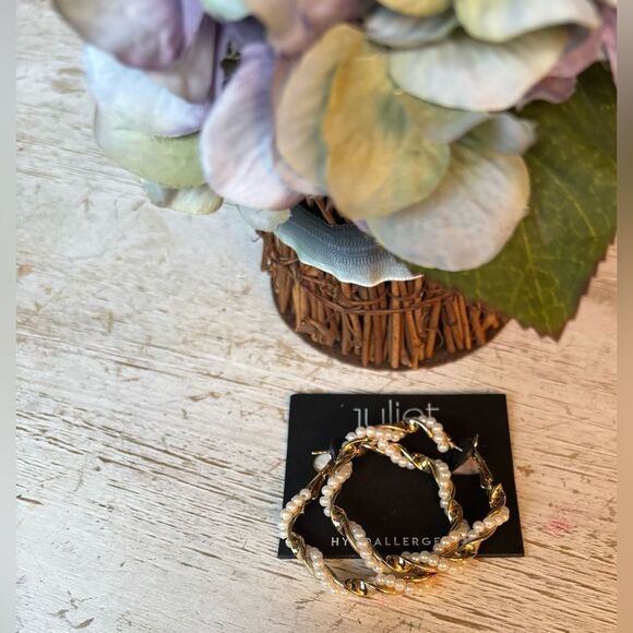 NEW! Goldtone Hoop Earrings Hypoallergenic  NWT

New with tags - Picture 1 of 4